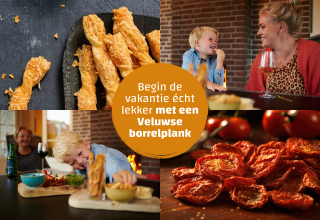 Famiglia che gusta una Veluwse borrelplank con grissini al formaggio e pomodori secchi in tiny house.