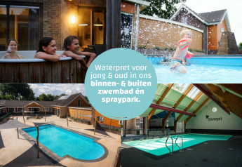 Familier nyder indendørs og udendørs swimmingpools og sjov i vandlandet ved et tiny house feriested.