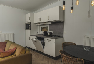 Cocina y comedor modernos en River Lodge Wellness del Holiday Park Mölke en Países Bajos, ambiente acogedor.