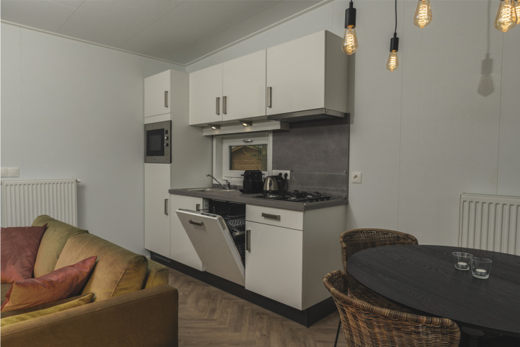 Cocina y comedor modernos en River Lodge Wellness del Holiday Park Mölke en Países Bajos, ambiente acogedor.