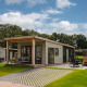 Panorama Lodge tiny house met bubbelbad in Vakantiepark Hölte, Nederland, tussen het groen.