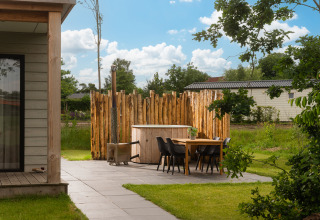Gezellig terras bij de Panorama Lodge tiny house met hot tub bij Vakantiepark Hölte, Nederland.