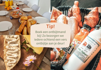 Ontbijttafel in een glampingverblijf met broodjes, sap, yoghurt en tip voor levering van een ontbijtmand.