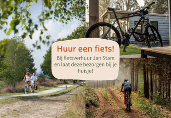 Werbebild für Fahrradverleih beim Glamping mit Fahrrädern, Radfahrern in der Natur und Hauszustellung.