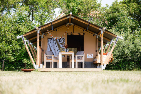 Tenda safari Cozy a TinyParks Cast Away nei Paesi Bassi con veranda, zona salotto e colazione inclusa.