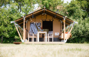 Tenda safari Cozy a TinyParks Cast Away nei Paesi Bassi con veranda, zona salotto e colazione inclusa.