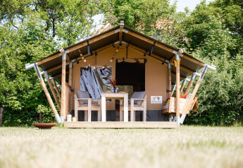 Tenda safari Cozy a TinyParks Cast Away nei Paesi Bassi con veranda, zona salotto e colazione inclusa.