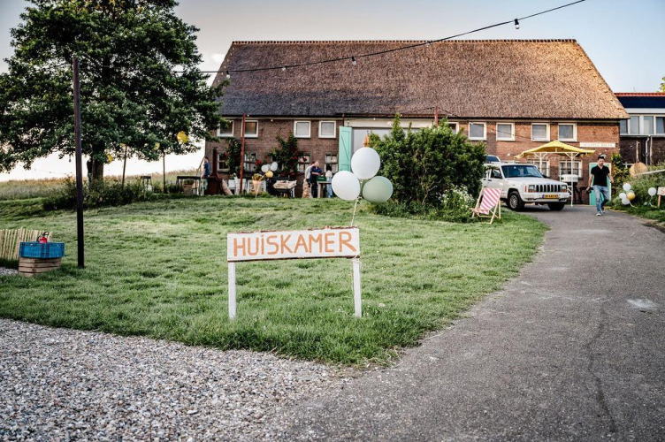 Foto de la tienda Safari Cozy con desayuno en TinyParks Cast Away, Países Bajos, con cartel 'Huiskamer'.