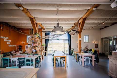 Espace commun lumineux de la Safari tent Cozy à TinyParks Cast Away aux Pays-Bas, ambiance chaleureuse.