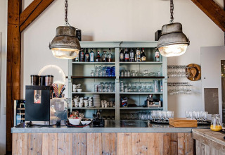 Rustieke koffiebar met houten toog in safaritent bij TinyParks Cast Away, Nederland, ontbijt inbegrepen.