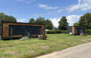 Due tiny house moderne presso il lodge Tiny House al parco ricreativo e Marina Rhederlaagse Meren, Paesi Bassi.