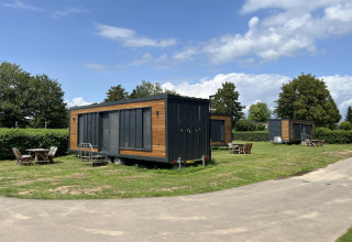 Tiny House lodges in recreatiepark en jachthaven Rhederlaagse Meren in Nederland op een zonnige dag.