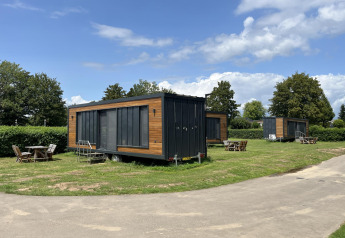 Billede af Tiny House-lodges på Recreation park og Marina Rhederlaagse Meren i Holland under blå himmel.