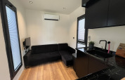 Moderne woonkamer en keuken in een Tiny House-lodge op het Recreatiepark en Marina Rhederlaagse Meren.