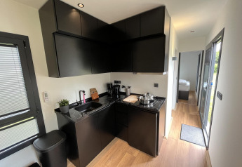 Pequeña cocina negra moderna en una Tiny House en Recreation park y Marina Rhederlaagse Meren, Países Bajos.