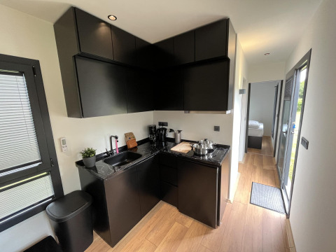 Pequeña cocina negra moderna en una Tiny House en Recreation park y Marina Rhederlaagse Meren, Países Bajos.