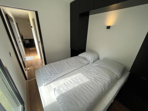 Chambre d'une Tiny House au parc de loisirs et marina Rhederlaagse Meren, aux Pays-Bas.
