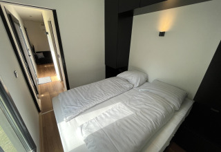 Schlafzimmer eines Tiny House im Erholungspark und Yachthafen Rhederlaagse Meren, Niederlande.