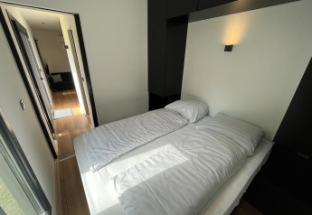 Schlafzimmer eines Tiny House im Erholungspark und Yachthafen Rhederlaagse Meren, Niederlande.