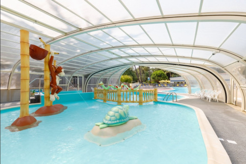 Piscina cubierta infantil con figuras animales en Camping Le Bois de la Gachère, Pays de la Loire, Francia.