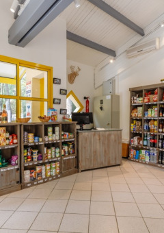 Moderne butik med fødevarer og drikkevarer på Camping Le Bois de la Gachère i Pays de la Loire, Frankrig.
