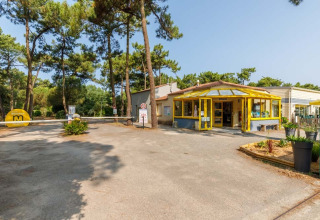 Eingang des Campingplatzes Le Bois de la Gachère, umgeben von Kiefern, Pays de la Loire, Frankreich.