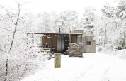 Cabaña moderna Water cabin + hot tub en un bosque nevado, Cosy Cabins, Limburg, Bélgica.