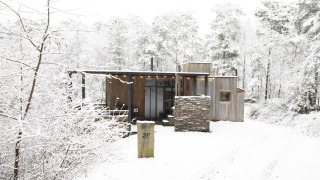Moderne houten Water cabin + hot tub in een besneeuwd bos, Cosy Cabins, Limburg, België.