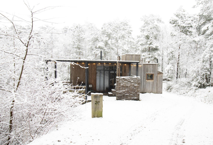 Cabaña moderna Water cabin + hot tub en un bosque nevado, Cosy Cabins, Limburg, Bélgica.