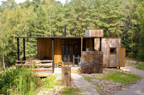 Wasserhütte mit Whirlpool, Cosy Cabins, im Wald von Limburg, Belgien, umgeben von Natur.