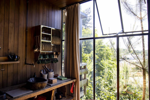 Helles Küchenfenster in der Water Cabin + hot tub bei Cosy Cabins im Wald von Limburg, Belgien.