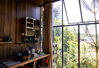 Solrigt køkkenhjørne i Water Cabin + hot tub ved Cosy Cabins i Limburgs skov, Belgien.