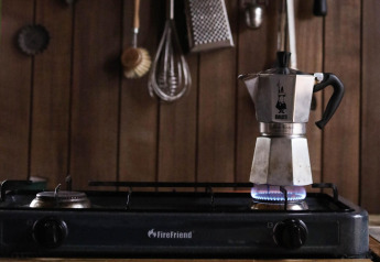 Una caffettiera moka su un fornello a gas nella cucina di legno della Water cabin + hot tub in Limburgo, Belgio.