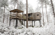 Casa árbol con terraza y nieve en el bosque, Treetop + hot tub en Cosy Cabins, Limburg, Bélgica.