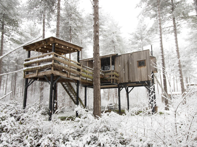 Boomhut met terras en sneeuw in het bos, Treetop + hot tub bij Cosy Cabins in Limburg, België.