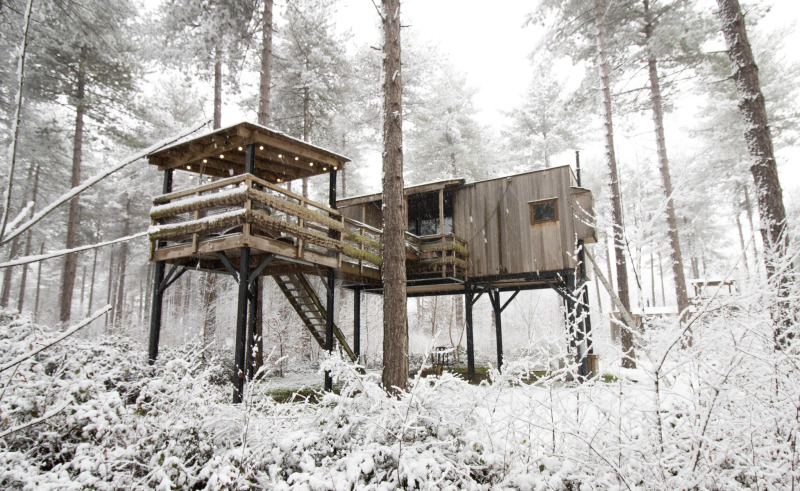 Casa árbol con terraza y nieve en el bosque, Treetop + hot tub en Cosy Cabins, Limburg, Bélgica.