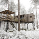 Boomhut met overdekt terras, besneeuwd bij Cosy Cabins Treetop + hot tub in Limburg, België.