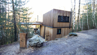 Cabaña de madera moderna Comfort Sweet + hot tub situada en el bosque, rodeada de naturaleza y abedules.