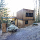 Moderne træhytte Comfort Sweet + hot tub beliggende i skovmiljø, omgivet af birketræer og natur.