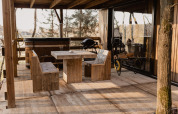 Udendørs terrasse ved Comfort Sweet + hot tub på Cosy Cabins i skoven i Limburg, Belgien.