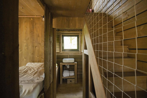 Interior de madera de la cabaña Comfort Classic + hot tub en Cosy Cabins en el bosque de Limburgo, Bélgica.