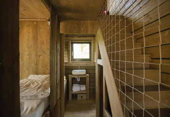Interni in legno della cabina Comfort Classic + hot tub presso Cosy Cabins nella foresta di Limburg, Belgio.