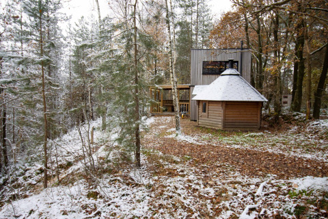 Cabaña Comfort Classic + sauna en Cosy Cabins, en medio de un bosque nevado en Limburg, Bélgica.