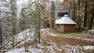 Cabaña Comfort Classic + sauna en Cosy Cabins, en medio de un bosque nevado en Limburg, Bélgica.
