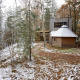 Die Comfort Classic + Sauna-Hütte von Cosy Cabins im verschneiten Wald von Limburg, Belgien.