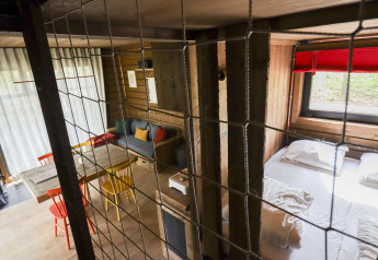 Vista interna della Comfort Classic + sauna cottage a Cosy Cabins nella foresta di Limburg, Belgio, con arredi moderni.