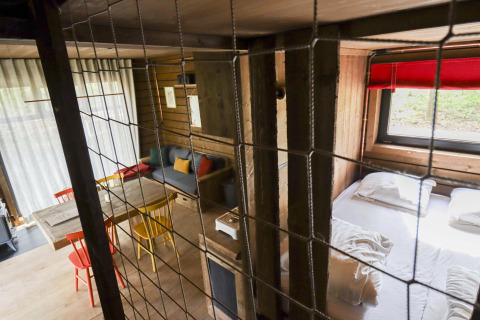 Vista interior de la cabaña Comfort Classic + sauna en Cosy Cabins de Limburg, Bélgica, con decoración moderna.