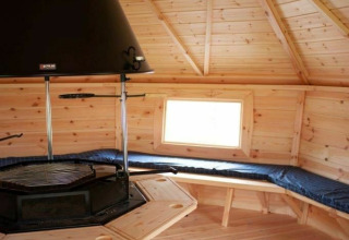 Vue intérieure de la Veluwe Villa avec plafond en bois et grill au Holiday park De Boshoek, Pays-Bas.