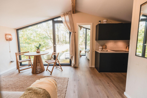 Moderne lodge Cabin on the Hill ved Wilsumer Berge i Tyskland, med stor vinduesudsigt og hyggelig indretning.