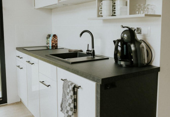 Moderne lille køkken i et hyggeligt tiny house på Camping Si-Es-An, Nederlandene, med elegant indretning